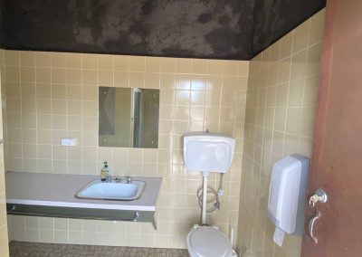 Clean and spacious ensuite bathroom with a toilet, sink, and tiled walls at Stawell Hotel Motel Accommodation